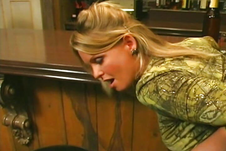 Rubia milf chupa y folla duro en aventura de bar