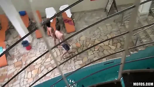 Пикапы - брюнетка с маленькой задницей Electra Angel принимает анальный трах пальцами и сперму на задницу в ванне со Steve Q