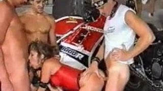 Tesão puta britânica stryker é fodida em um gangbang