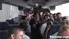 Estrela pornô Desire Moore em gangbang dentro de ônibus