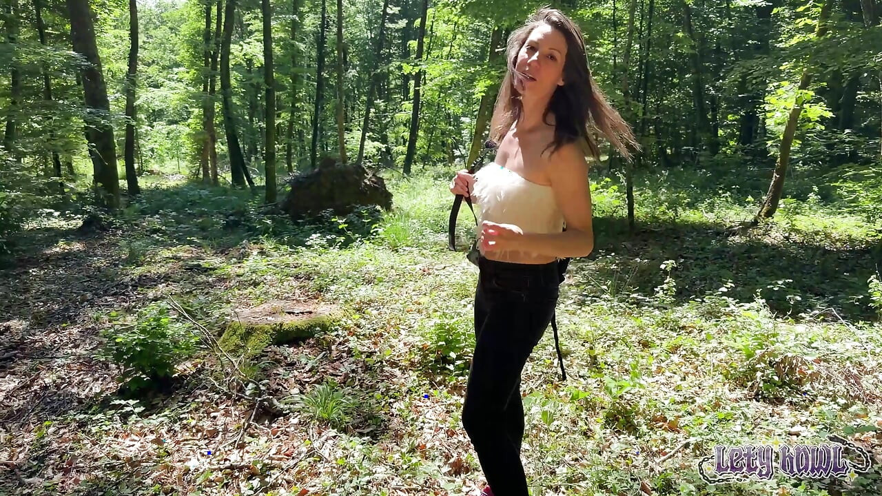 Selvagem masturbação anal na floresta