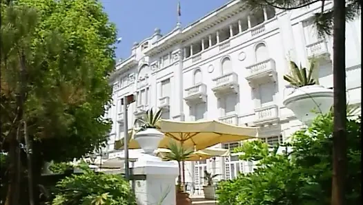 Kızıl saçlı kız üçlü grup seks nostaljik yarak emiyor