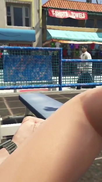 Zapanjujući trenutak iz filma "Tracey se sa svojim šećernim tatom Trevorom u teretani na plaži na otvorenom"