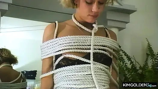 Sinnliche Seilbondage mit leidenschaftlichen Frauen