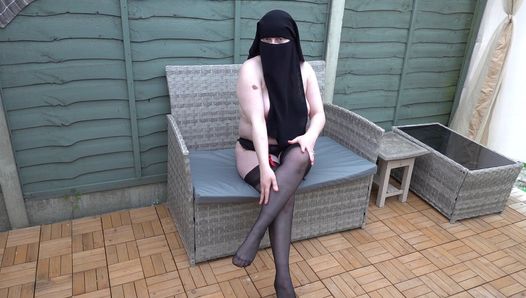 Nackt in niqab-strümpfen und Strapsen im schritt, weniger höschen