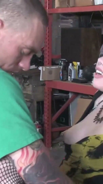 Punker Girl auf Waschmaschine gefickt | Clip 2