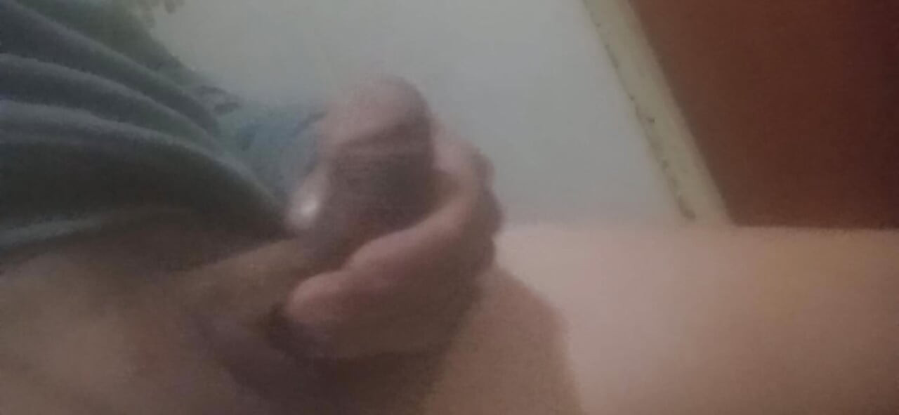 atingându-mi penisul în baie.