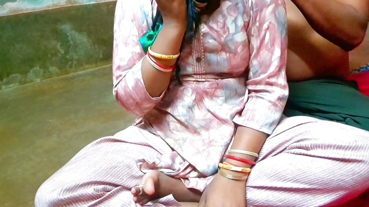 Une bhabhi du village indien desi montre ses seins avec son amant