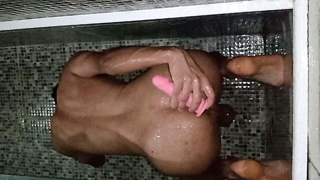 Passivo Aguas lindas usando dildo no banheiro