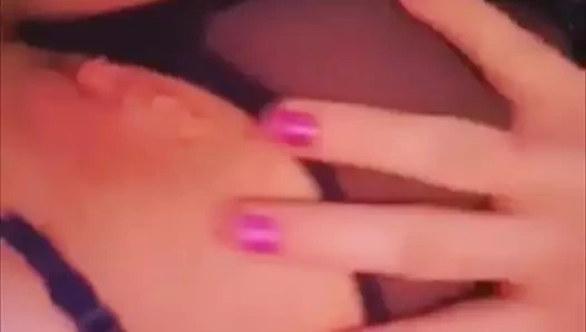 Ich habe mich mehrmals gefickt und habe das video meinem lesbischen 60-mann gegeben