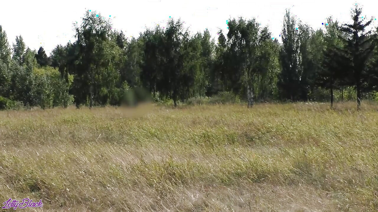 Arriscado boquete ao ar livre por linda garota