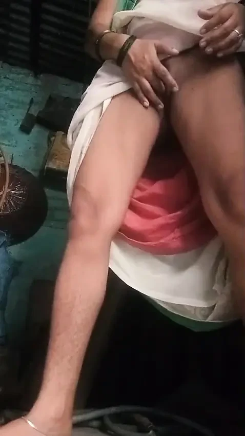 辣妹嫂子抚摸她的阴户