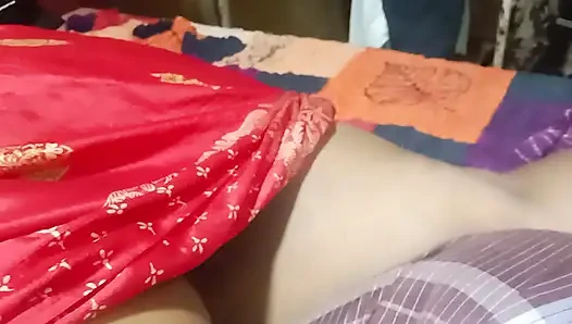 Üvey annemin evine gittim, üvey kızı yatakta yatarken kırmızı sari giyiyordu.