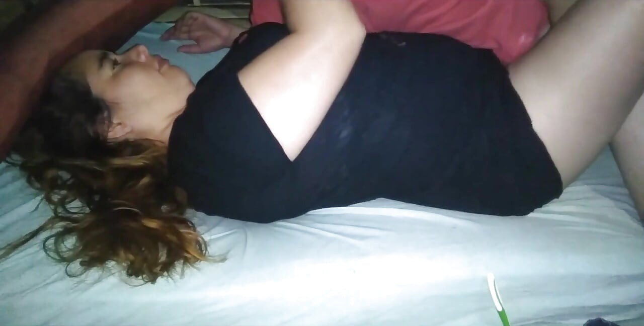 Herkes dışarı çıktığında siyah elbiseli sevimli bir kızla misyoner seks yapıyorum