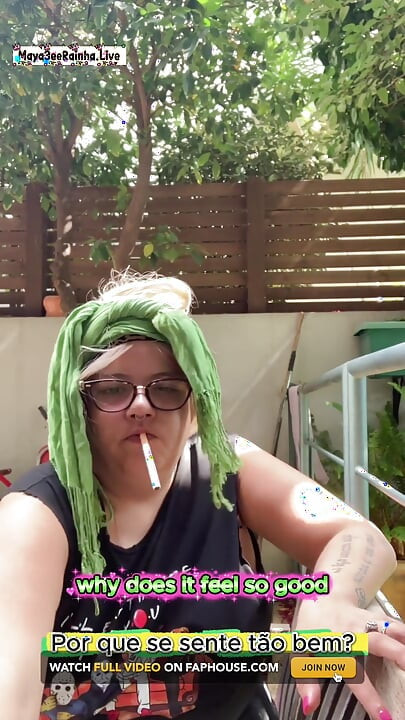 Ritual de fumar al aire libre - grandota brasileña milf diosa