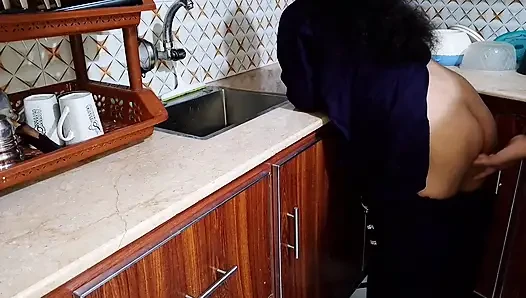 Индийский муж занимается сексом со своей женой на кухне