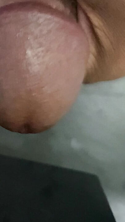 In the bathroom, there was a cock that was getting an erection, only knowing how to endure it, not having to do it