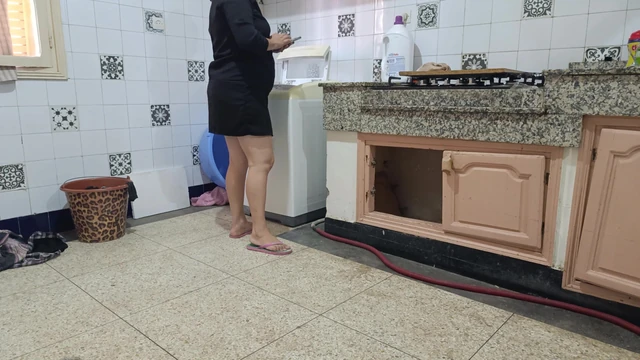 A technician came to check the washing machine and he liked my ass and fucked me until my eyes turned white