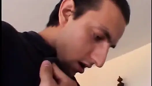 Blowjob agresif diikuti dengan ngentot memek keras untuk si rambut cokelat muda yang lucu