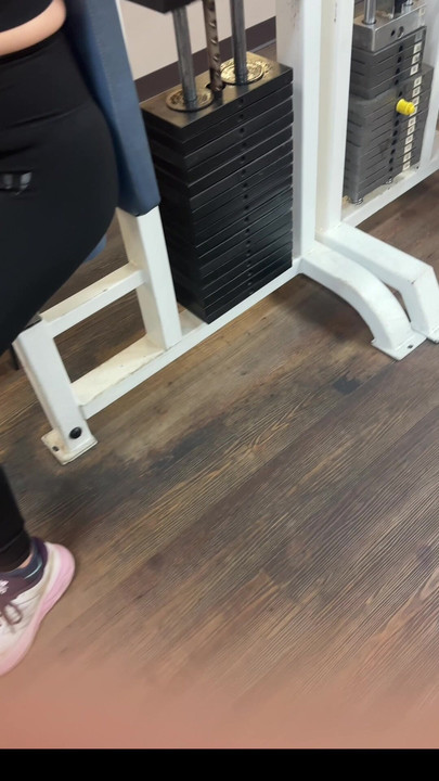 Tôi hy vọng các chàng trai trẻ tại phòng tập thể dục tận hưởng chiếc áo thể thao gợi cảm của tôi!