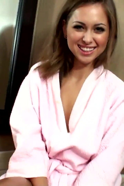 Riley Reid svarar på några frågor och släpper ut en trevlig gyllene ström i diskbänken