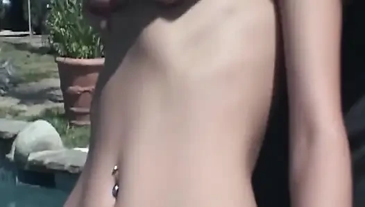 Büyük memeli esmer orta yaşlı seksi kadın açık havada havuz başında yarağı alıyor
