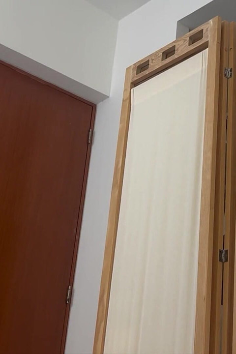 継父がビーチドレス選びを手伝って興奮する