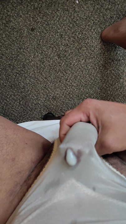 在我閃亮的內褲裡自慰我