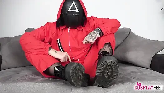 Cewek bertato dengan toket besar ini lagi asik ngentot memeknya pakai masker sambil menggoda