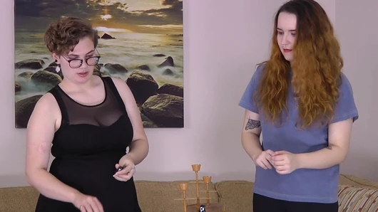 Seksi dinamik bir ikili striptiz korsan penguenleri oyunu oynuyor