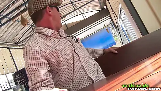 Cewek imut Thailand ngangkang lebar-lebar