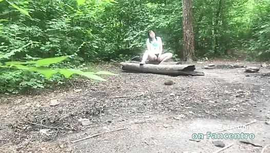 Dia menyenangkan memeknya seorang milf berambut cokelat manis di hutan, dan aku diam-diam menontonnya!