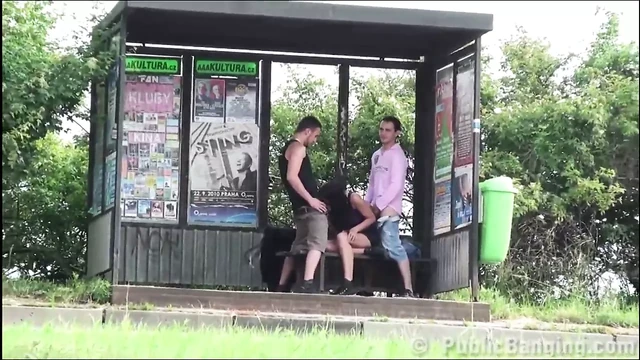 Публичный секс в гэнгбэнге в тройничке с хорошенькой девушкой с большими сиськами