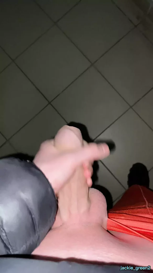 I masturbate in the entrance and cum a lot of cum