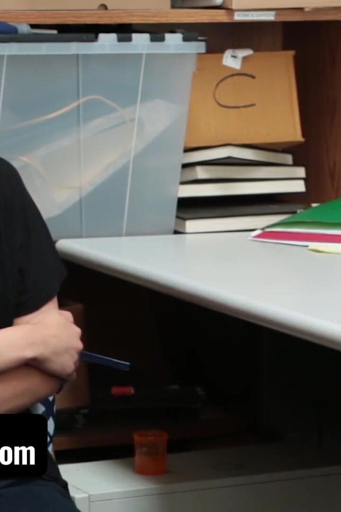 Shoplyfter - Penelope Reed กลายเป็นโจรตัวใหม่ที่ชื่นชอบของเจ้าหน้าที่ Perv Lp เพื่อเย็ดในห้องด้านหลัง