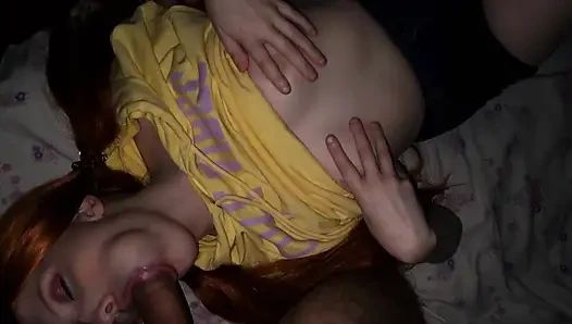 Ein erwachsener berater in einem Pionierlager lutscht einen Pionier. MILF