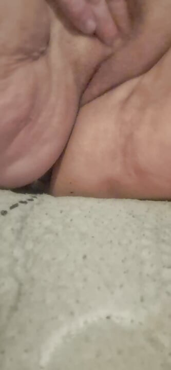 Dirty Talking milf gospodyni bawi się swoją cipką