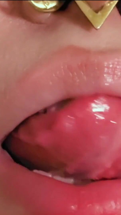 Moment envoûtant de "Fétiche de la bouche ! Montre baveuse de mes lèvres et de ma langue"