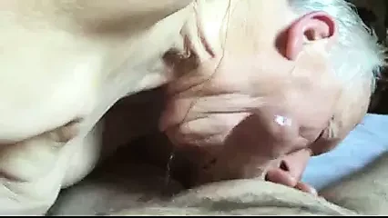Questo nonno è dannatamente bravo a succhiare le palle e molto altro ancora