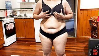 Une femme sexy séduit l'ami de son mari en changeant de soutien-gorge et de culotte - caressant ses seins 4k 60fps