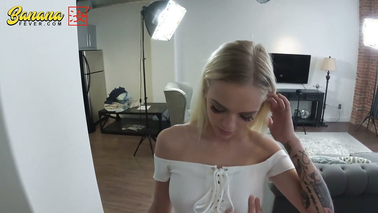 Chico asiático alto domina a la pequeña estrella rubia Alex Grey en su apartamento