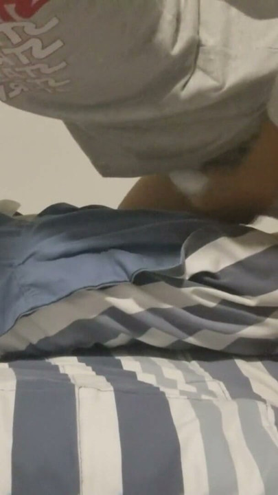 Abdl αγόρι με πάνα βουίζει ένα μαξιλάρι | Κλιπ 1