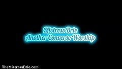 O altă închinare la Converse