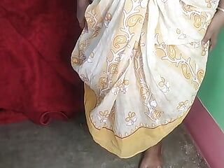 インド人の欲求不満のママが床で放尿して彼女のマンコを潮吹き