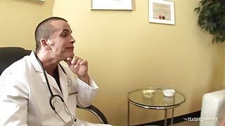 Доктор пахает хорошенькую блондинку раком после осмотра