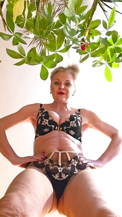 Giantess MILF Masturbation POV