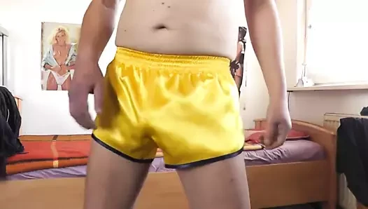 gelbe shorts und silberner lackstring