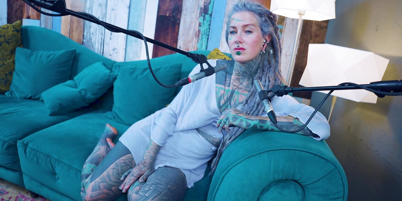 Jag pratar om G - Grattitude- ASMR podcast SFW talande goth mager tjej dreadlocks tatuering modell inked girl