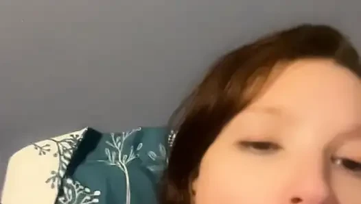 Weißes mädchen spielt mit sich selbst
