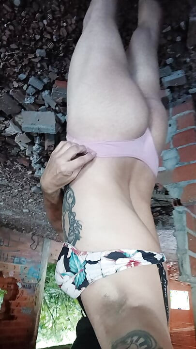 I found an abandoned house in Yeles Toledo and I took off my clothes and was left with only pink panties and a bra on